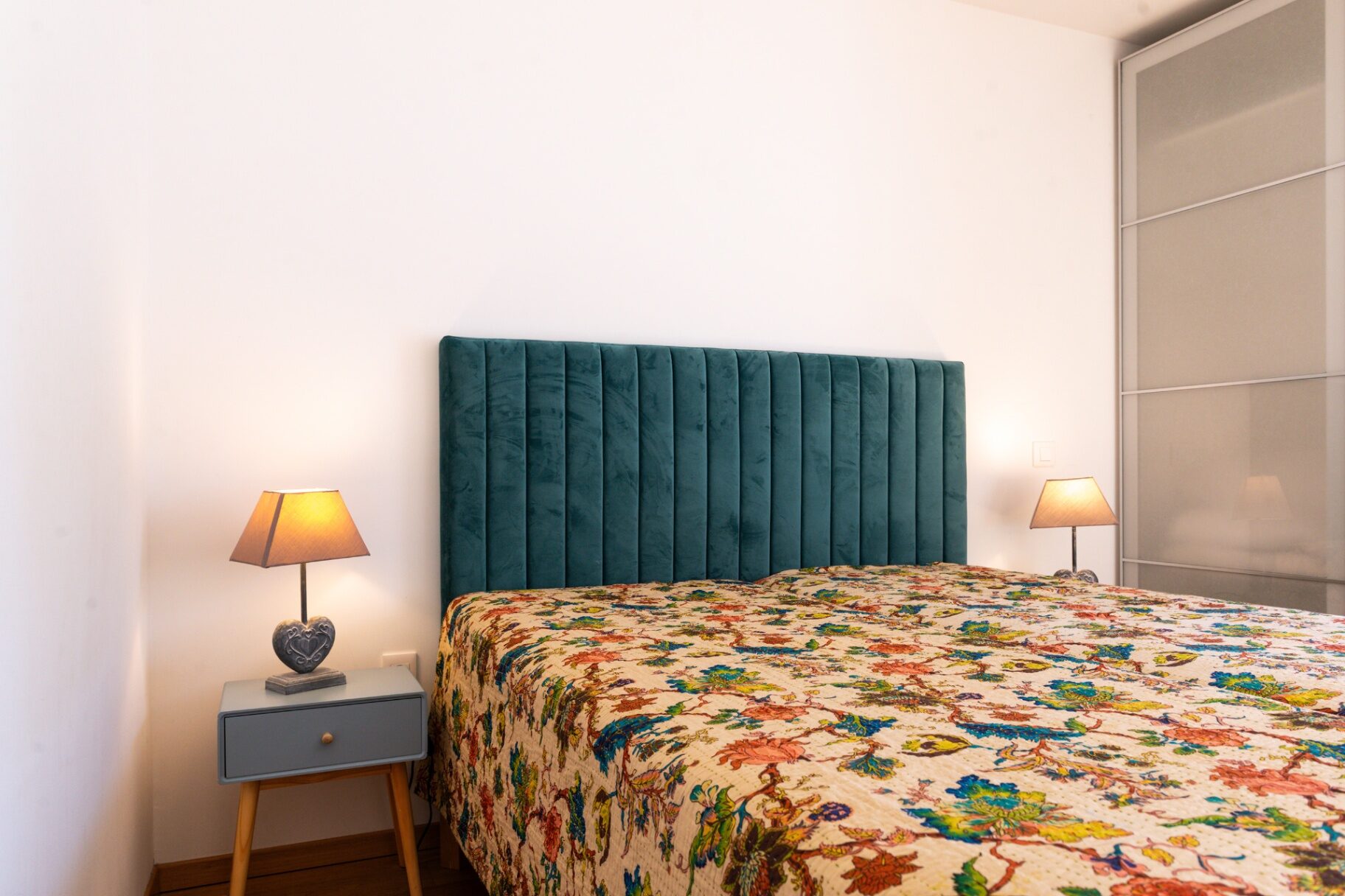 Chambre principale — tête de lit en velours