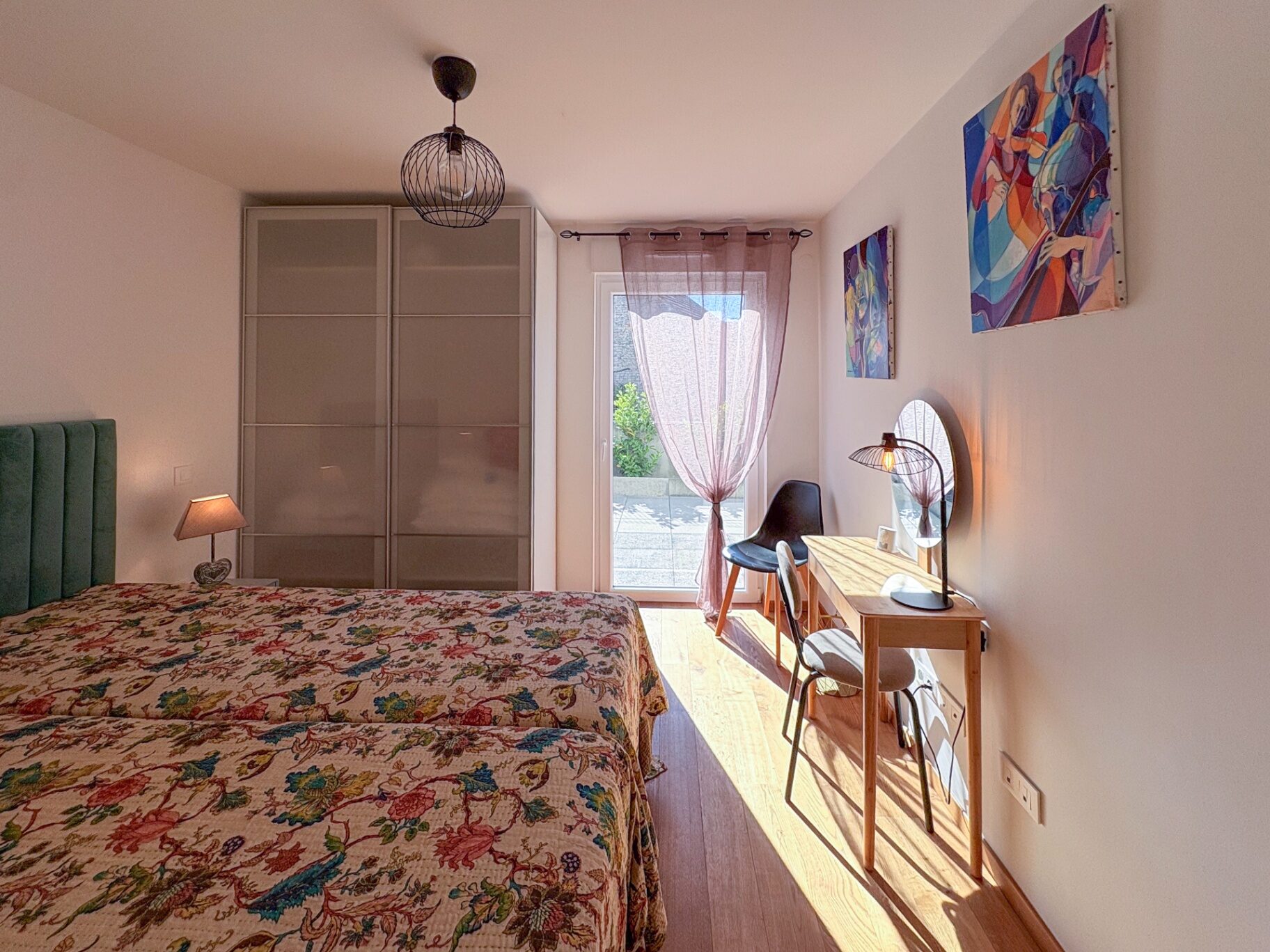 Chambre principale — coin bureau et accès terrasse