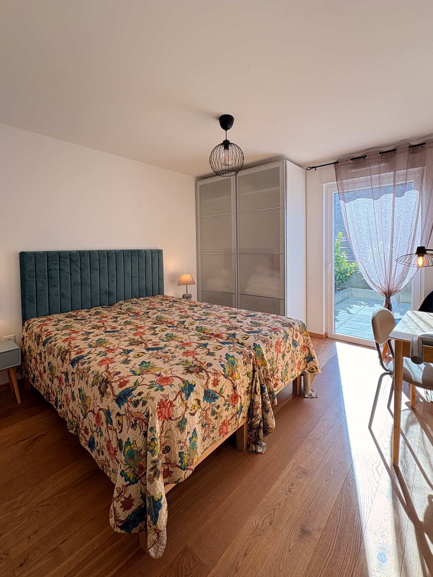 Chambre principale — vue d'ensemble lumineuse