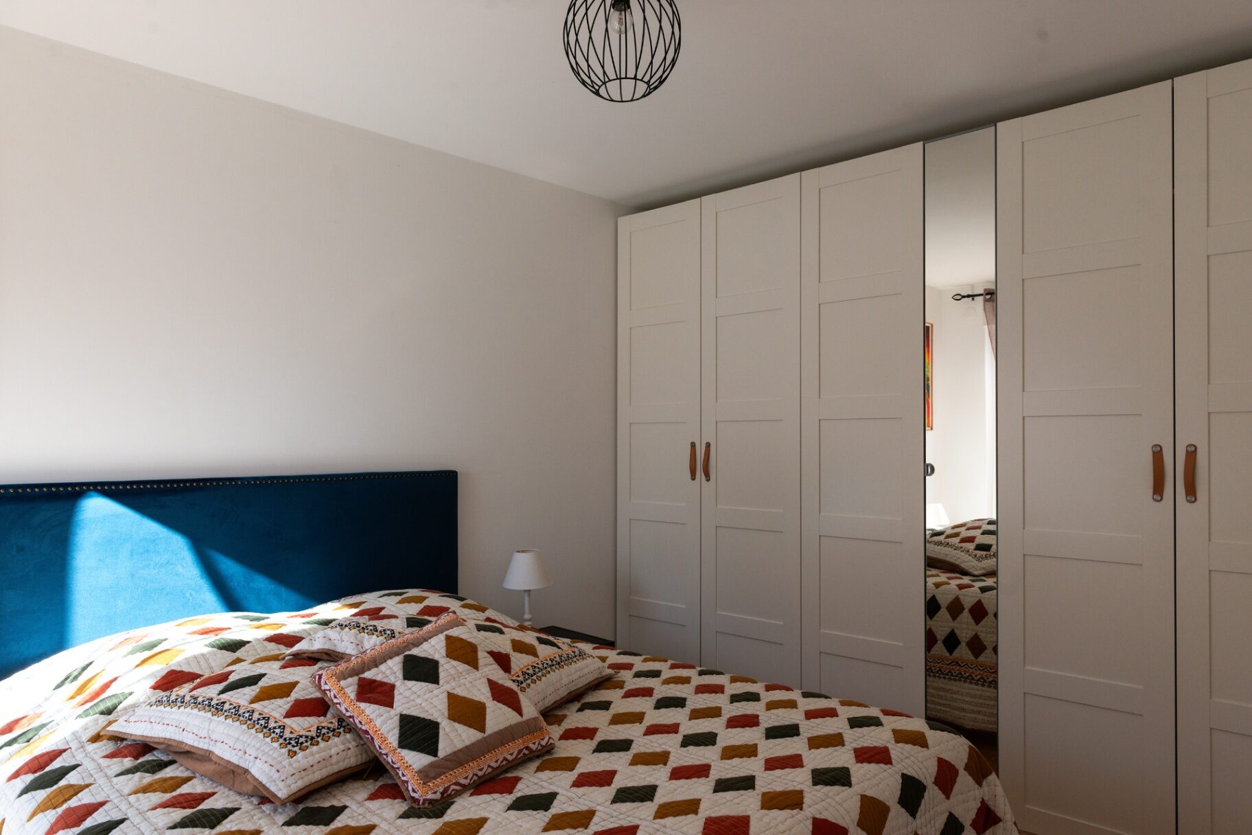 Seconde chambre — rangements et tête de lit velours bleu