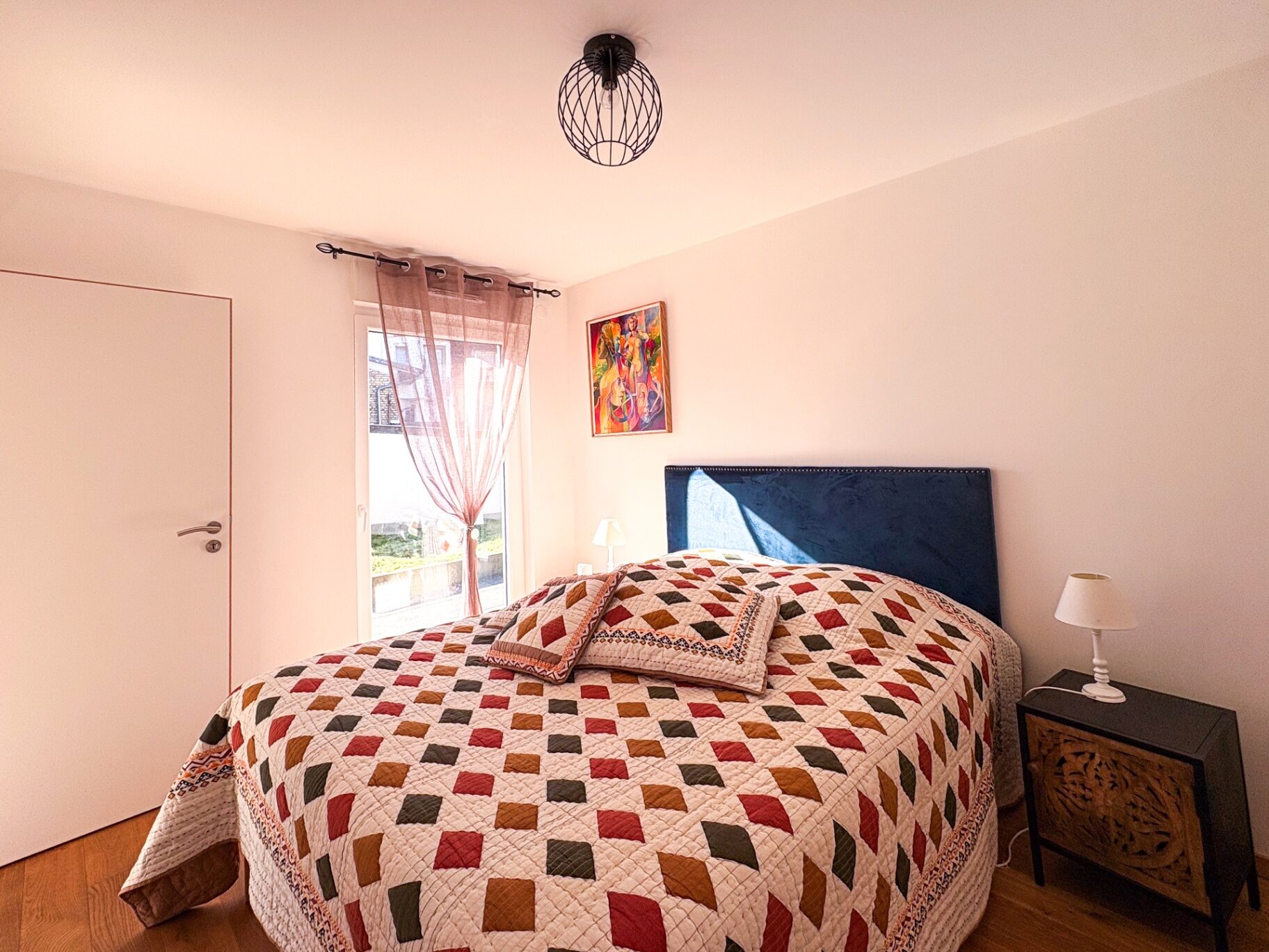 Seconde chambre — lit et accès extérieur