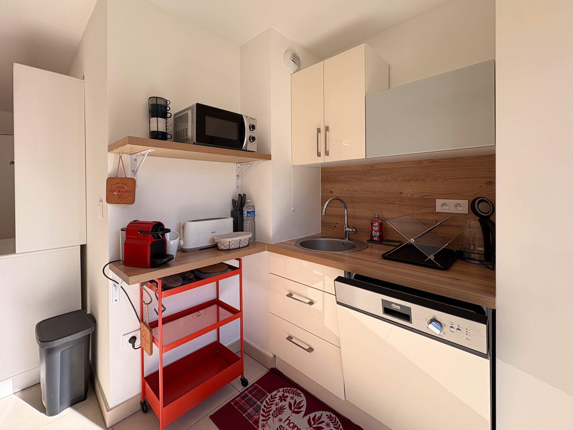 Cuisine équipée — plan de travail et rangements