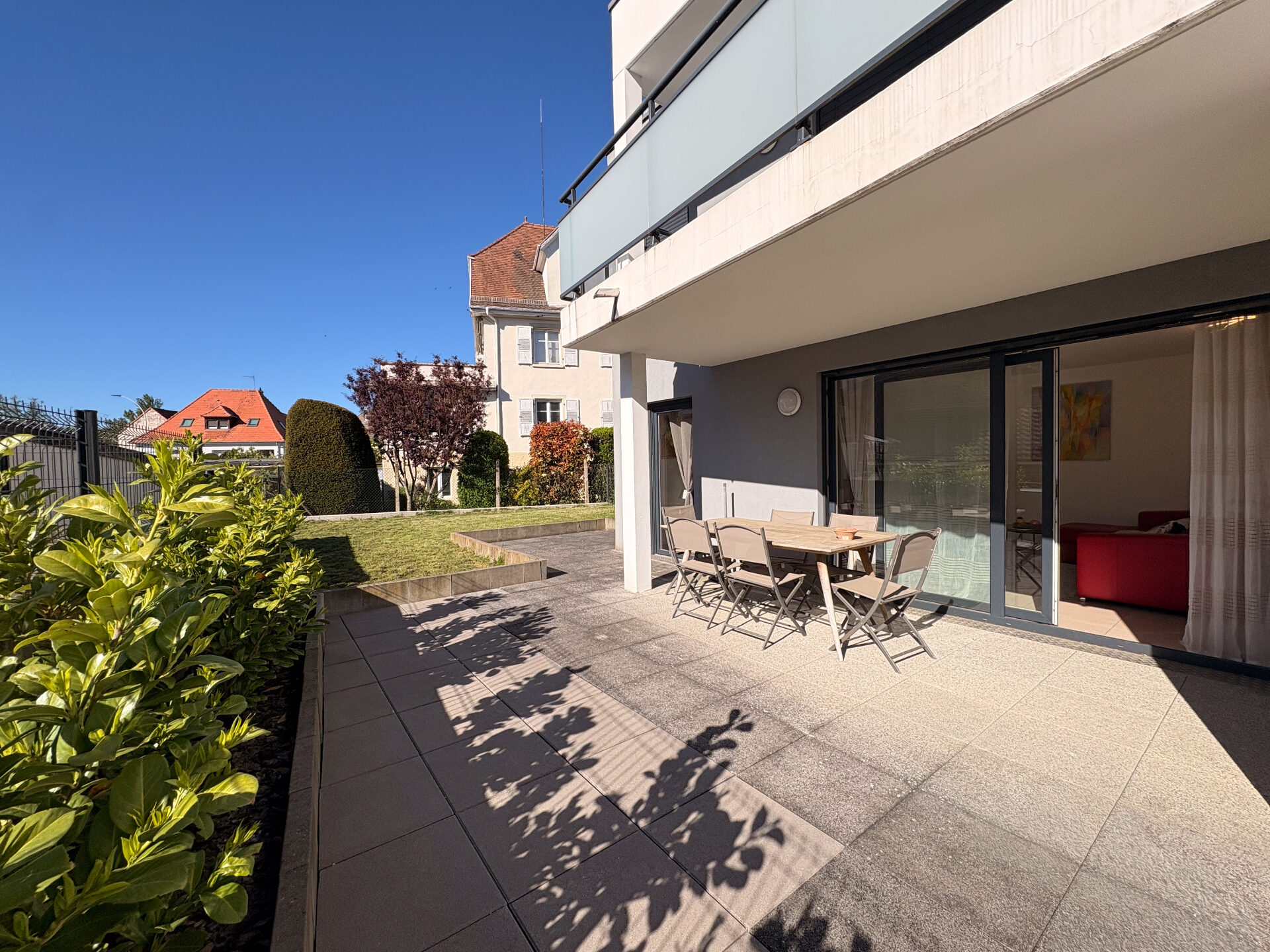 Terrasse privative et jardin avec salon de jardin