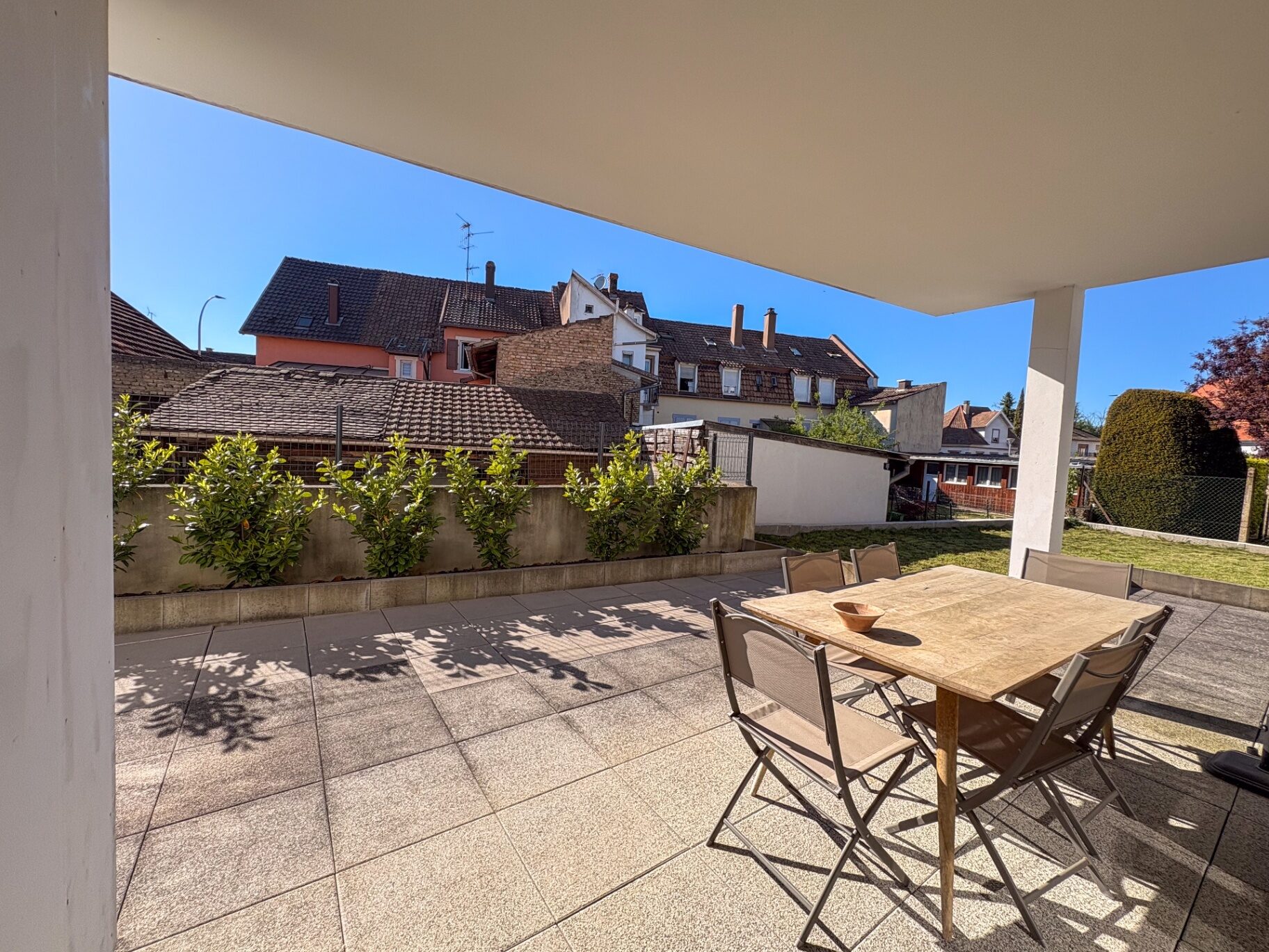 Terrasse couverte avec vue dégagée sur le quartier
