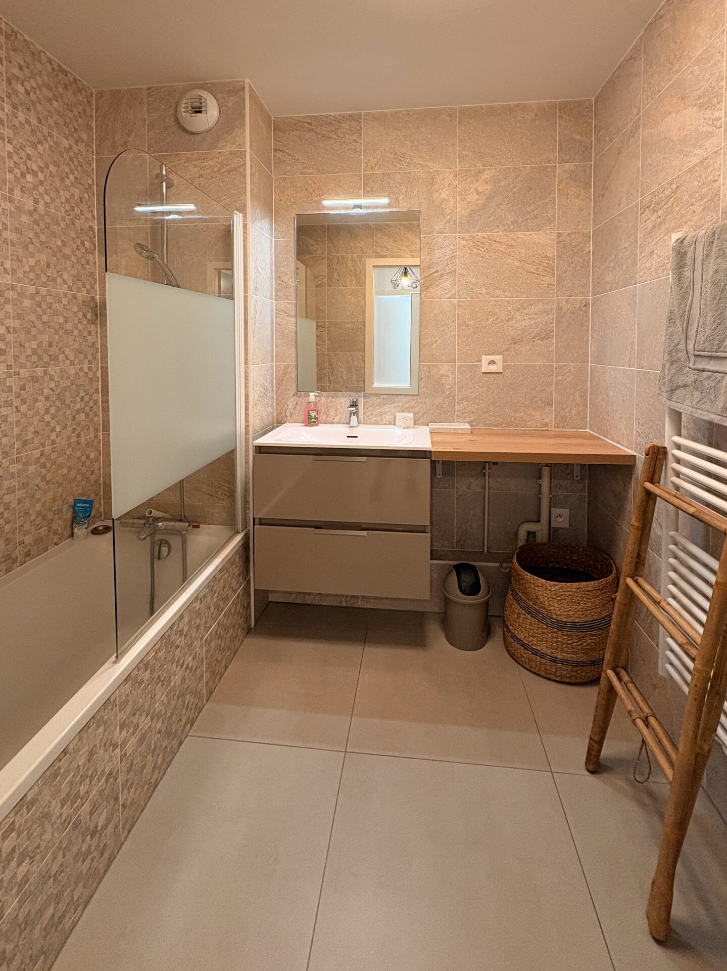 Salle de bain — baignoire, vasque et sèche-serviettes