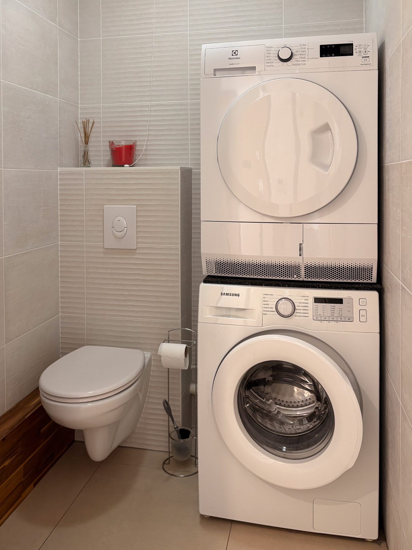 WC avec lave-linge et sèche-linge superposés