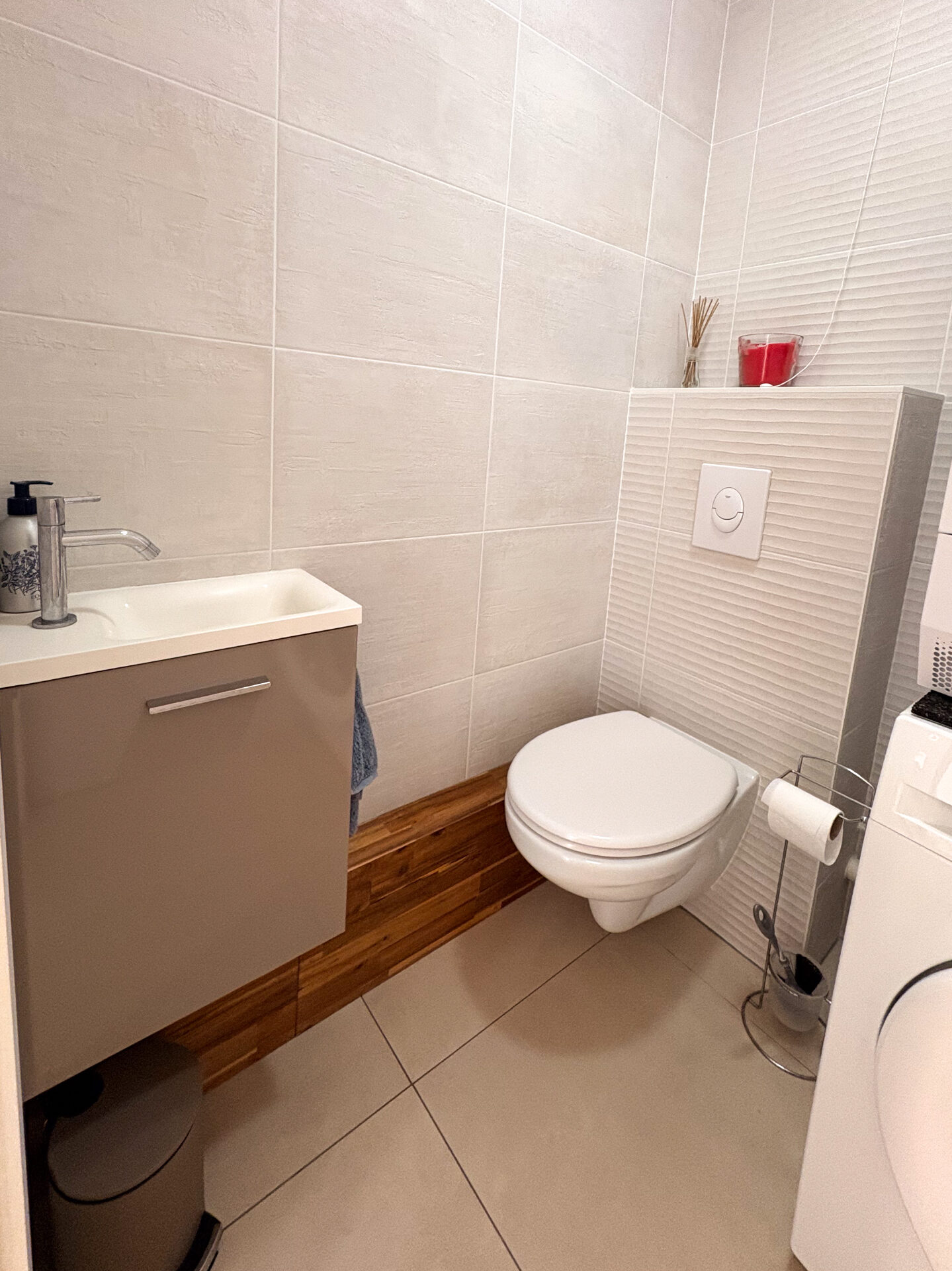 WC séparé avec lave-mains et rangement